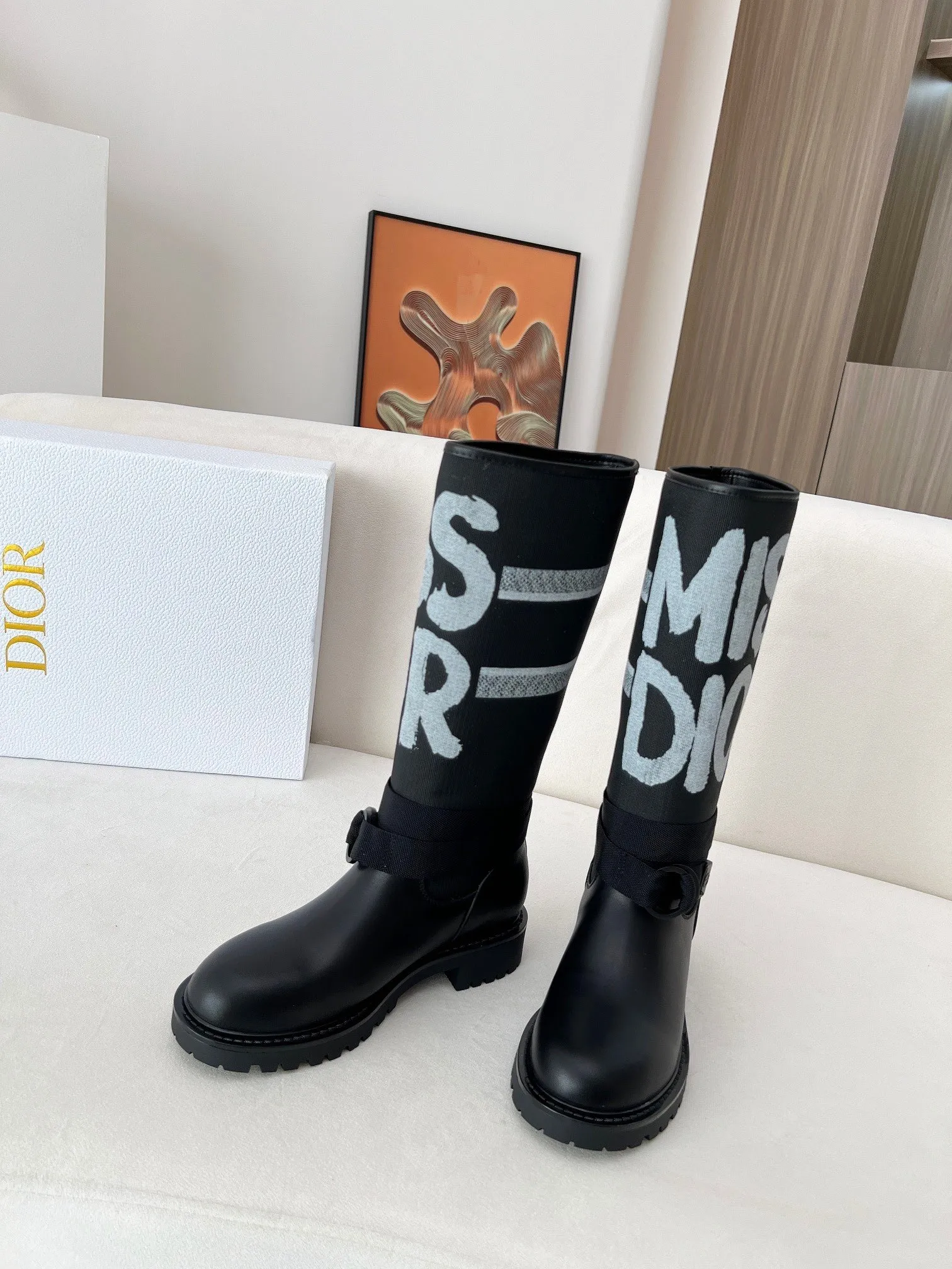👟👟Ex-factory price 600💯💯2024 Dior new autumn and winter products🌹Fashion and trends coexist. Imported original fabrics are customized one to one. Female 35-41 Fabric: Imported cowhide Lining: Sheep lining Outsole: Original molded rubber outsole